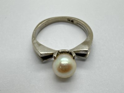 Lot 124 - A Freshwater Pearl Bead Set Ring, four claw...