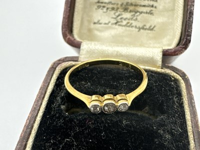 Lot 129 - A Three Stone Diamond Ring, the graduated...