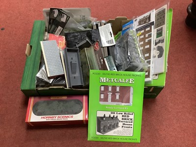 Lot 333 - A Quantity of predominantly OO/HO Scale...