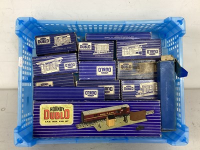 Lot 483 - Thirteen items of Hornby Dublo 00 gauge...