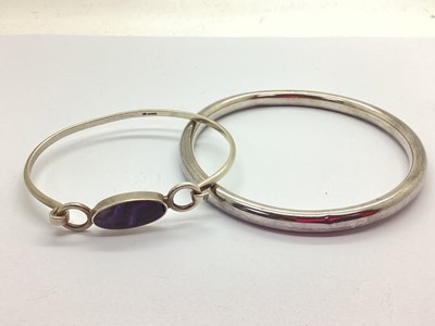 Lot 151 - A Hallmarked Silver Blue John Inlaid Bangle,...