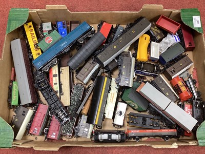 Lot 487 - Approximately forty plus OO gauge rolling...