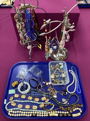 Lot 213 - An Assortment of Jewellery, to include...