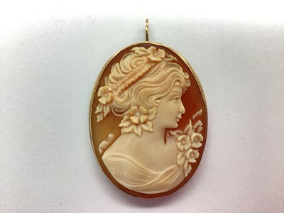 Lot 110 - An Intricately Carved Shell Cameo Brooch /...