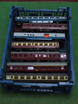 Lot 709 - Fourteen "OO" Gauge/4mm Unboxed Tri-ang/Hornby...