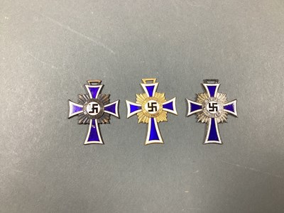 Lot 699 - WWII German Third Reich Mothers Cross in gold,...