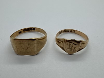 Lot 117 - A Vintage 9ct Gold Signet Ring, the...