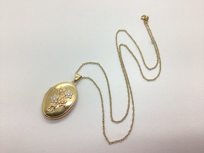 Lot 101 - A 9ct Gold Oval Locket Pendant, with two-tone...