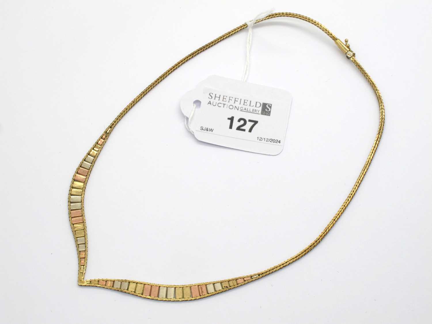 Lot 127 - A 9ct Gold Tri-Colour Chevron Collarette...