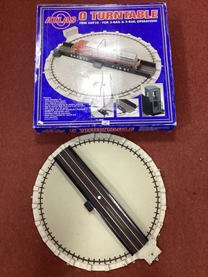 Lot 455 - A boxed Atlas O gauge turntable ref 6910,...