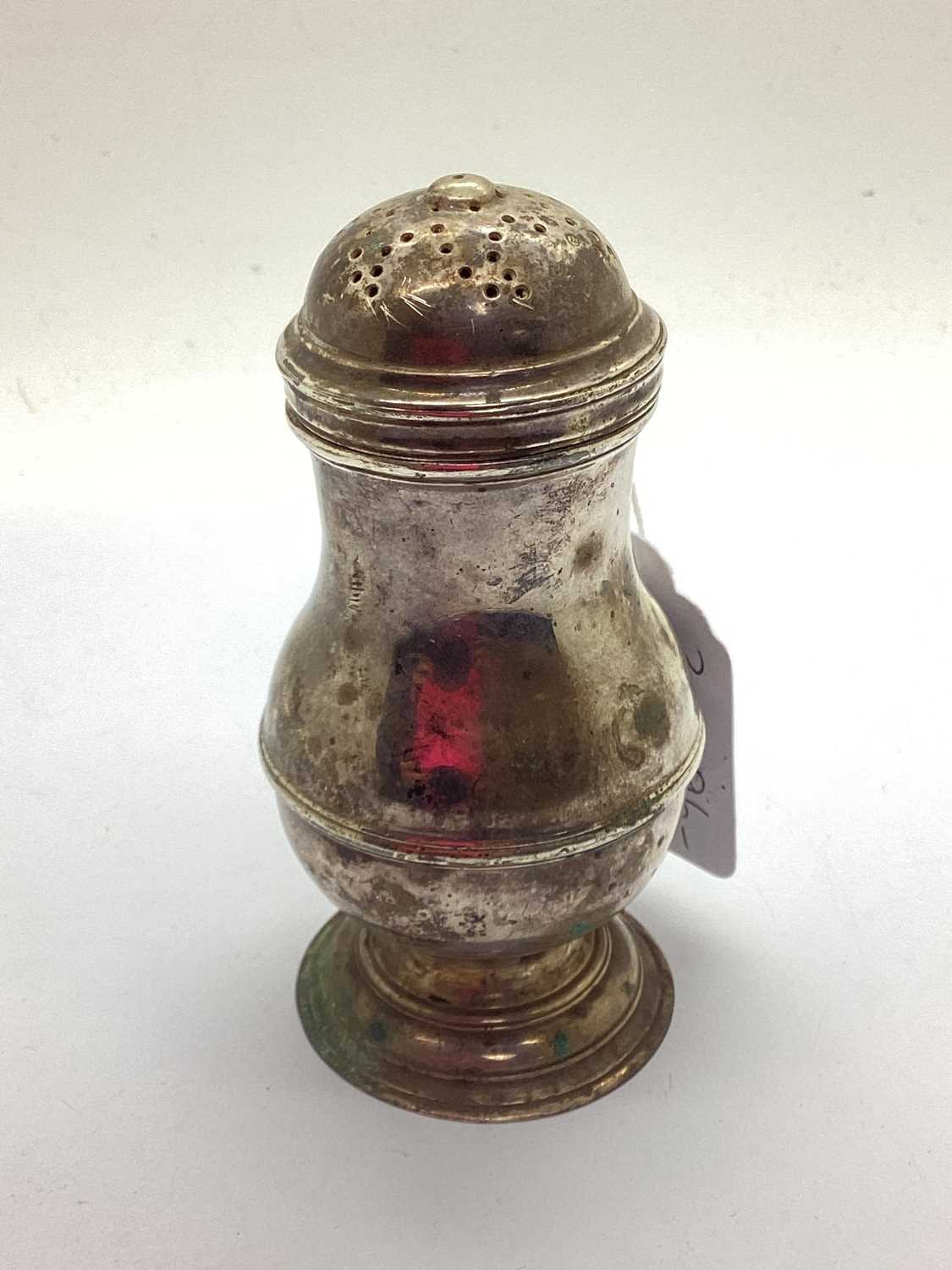 Lot 7 - A Georgian Hallmarked Silver Bun Top Pepper,...