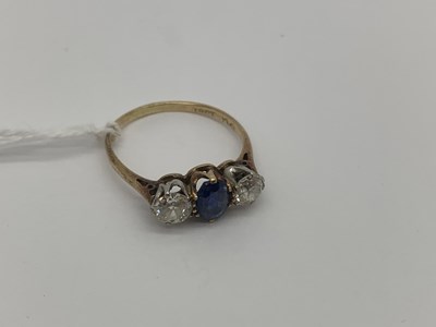 Lot 489 - An Alternate Claw Set Diamond Ring, the round...