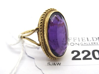 Lot 220 - A Vintage 9ct Gold Single Stone Ring, the...