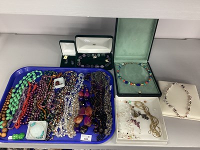 Lot 195 - A Selection of Vintage and Later Bead...