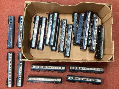 Lot 38 - Twenty Three OO Gauge BR Blue/Grey Coaches by...