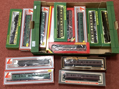 Lot 39 - Fourteen Boxed OO Gauge British Outline...