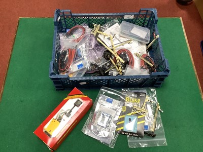 Lot 107 - A Quantity of OO Gauge Signalling Equipment,...