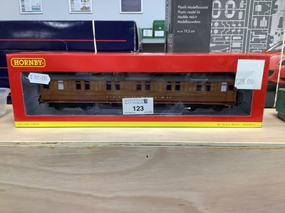 Lot 123 - Hornby OO Gauge #R4602 Teak Corridor Sleeper...