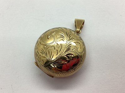 Lot 104 - A 9ct Gold Circular Locket Pendant, with...