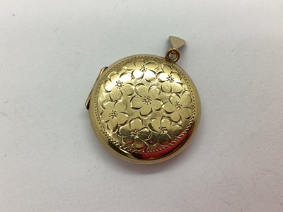 Lot 102 - A 9ct Gold Circular Locket Pendant, with...