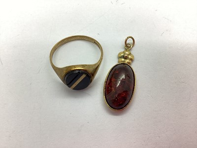 Lot 101 - A Vintage 9ct Gold Stone Set Signet Ring, the...