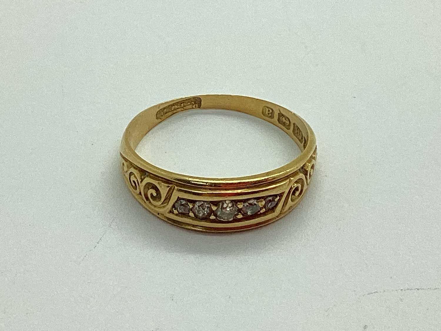Lot 138 - An 18ct Gold Victorian Style Ring, graduated