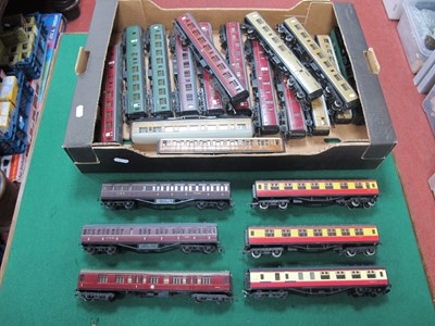 Lot 197 - Approximately Twenty OO Gauge Coaches by...