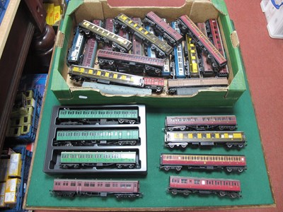 Lot 204 - Approximately Twenty Five OO Gauge Coaches by...