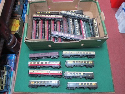 Lot 232 - Twenty Five OO Gauge Coaches by Hornby, Airfix,...