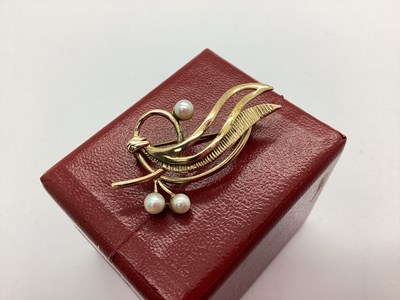 Lot 159 - A 9ct Gold Freshwater Pearl Bead Set Brooch,...