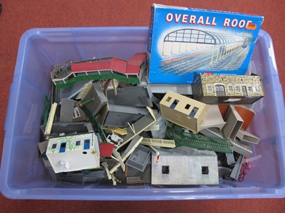 Lot 292 - A Collection of OO Scale Plastic Lineside...