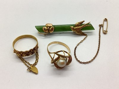 Lot 150 - A Green Hardstone Panel Bar Brooch, with...