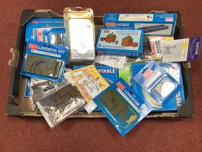 Lot 300 - A Quantity of N Gauge Scenic Accessories and...