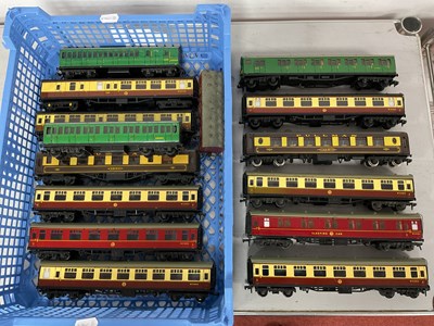 Lot 603 - Fourteen Hornby Dublo 00 gauge 2-rail coaches,...