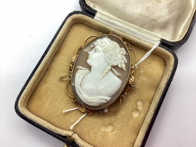 Lot 157 - A Shell Carved Cameo Brooch, depicting female...