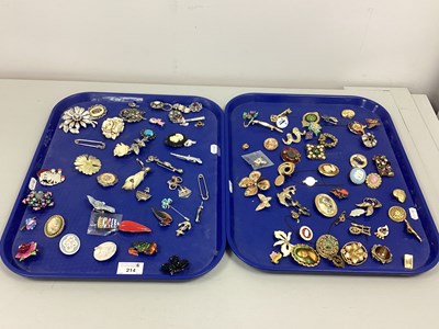 Lot 214 - A Variety of Vintage and Later Brooches,...