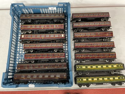 Lot 605 - Twelve OO Gauge Tinplate Coaches of...