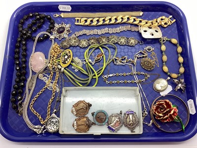 Lot 185 - An Assortment of Jewellery, to include...