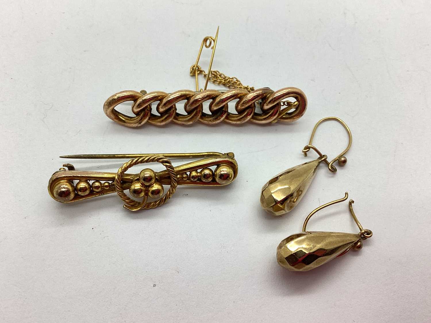 Lot 60 - An Antique Style Knotted Bar Brooch, on a...