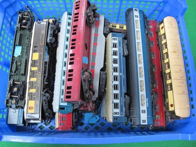 Lot 691 - Sixteen "OO"/"HO" Gauge Model Railway Coaches,...