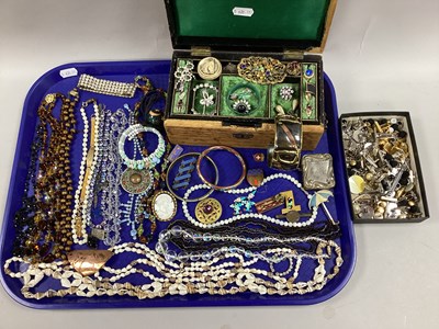 Lot 121 - An Assortment of Vintage and Later Jewellery,...