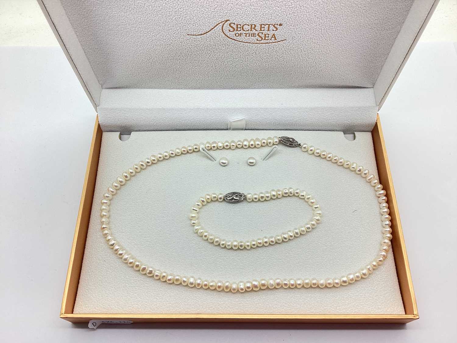 Lot 96 - A Modern Hallmarked Silver Clasped Freshwater...