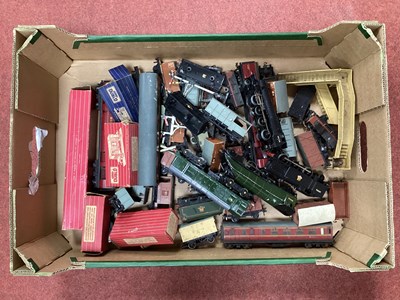 Lot 329 - A quantity of Hornby Dublo model railway...