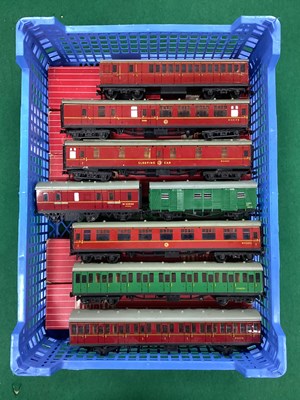 Lot 475 - Thirteen Hornby Dublo 00 gauge coaches,...