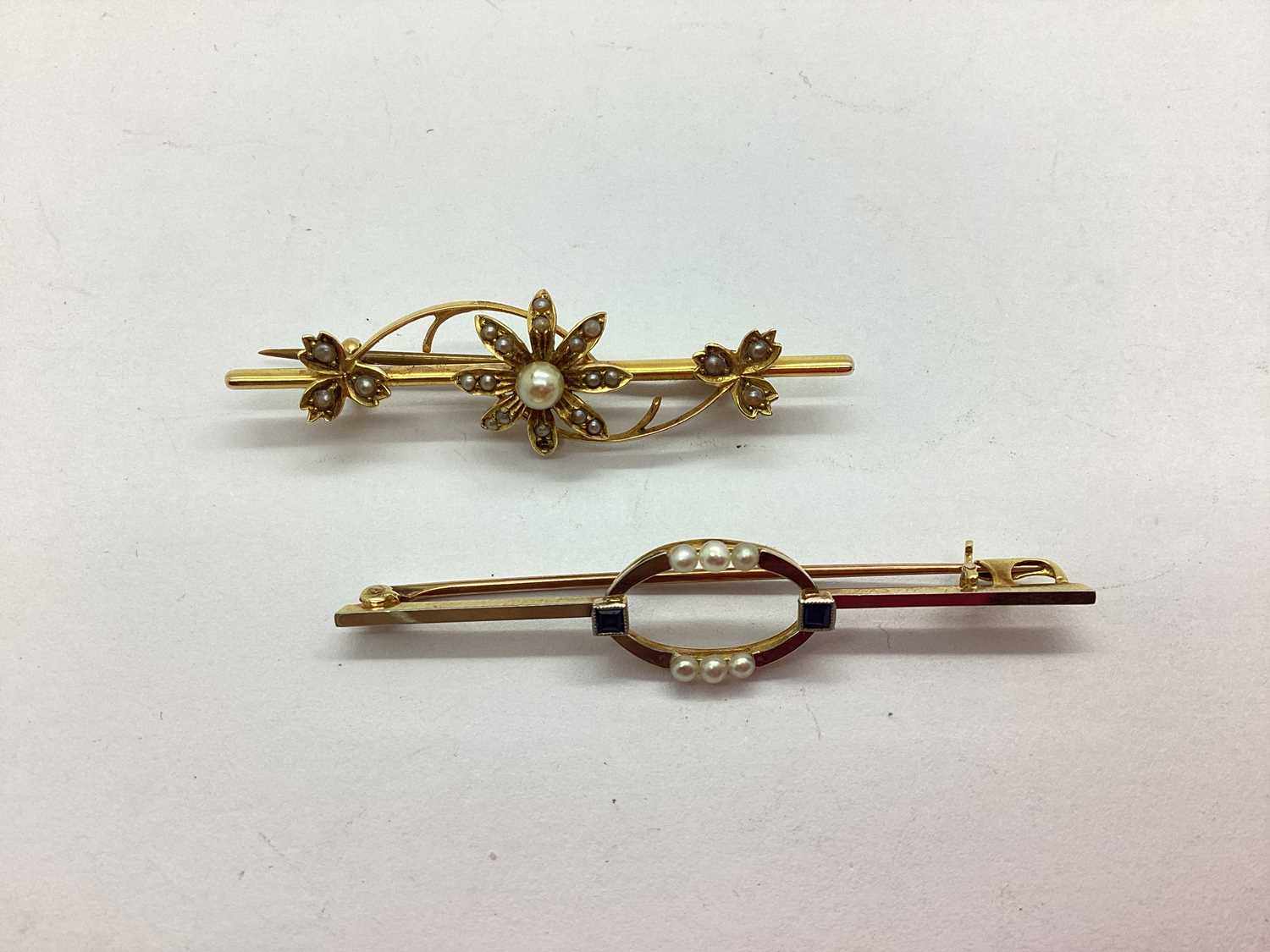 Lot 48 - A Freshwater Pearl Bead Set Flowerhead Bar...