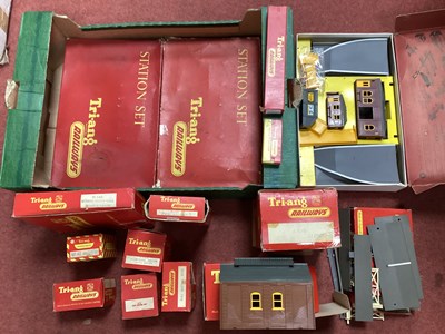 Lot 343 - A quantity of boxed Triang OO lineside...