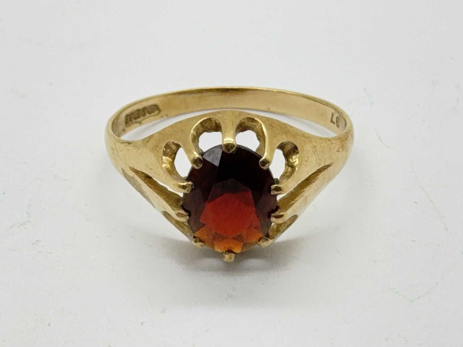 Lot 27 - A 9ct Gold Single Stone Signet Ring, the oval...
