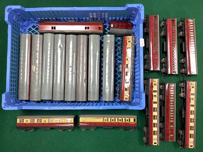 Lot 524 - Eighteen Hornby Dublo 00 gauge 3-rail coaches...