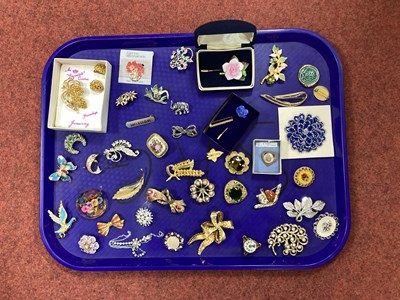 Lot 356 - A Collection of Assorted Costume Brooches,...