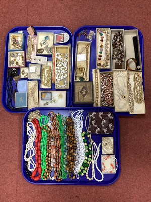 Lot 320 - A Collection of Assorted Vintage and Later...